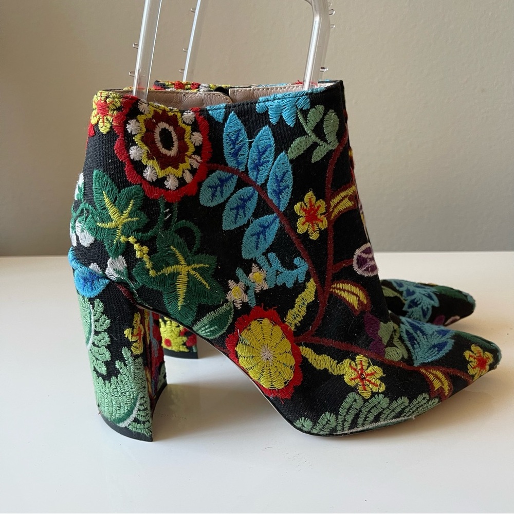 STUART WEITZMAN Floral Embroidered boots size 7 - Picture 2 of 11